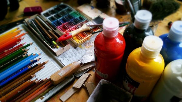 Odkrywaj sztukę z nami: Jak wybrać materiały do twórczego malowania?