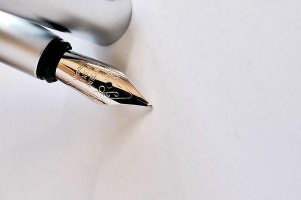 Ręcznie robione czy gotowe? Wybór idealnego etui dla Twojego pióra
